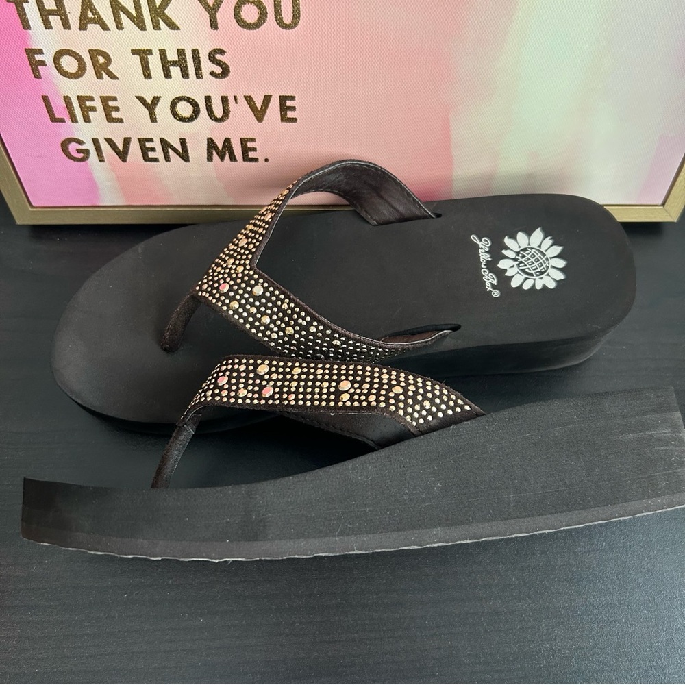 Yellow Box Flip flops - Picture 3 of 7